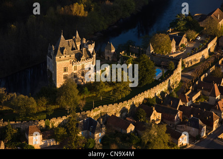 Francia, Dordogne, la valle della Dordogna, Perigord nero, Vitrac, Chateau de Montfort, vista aerea Foto Stock