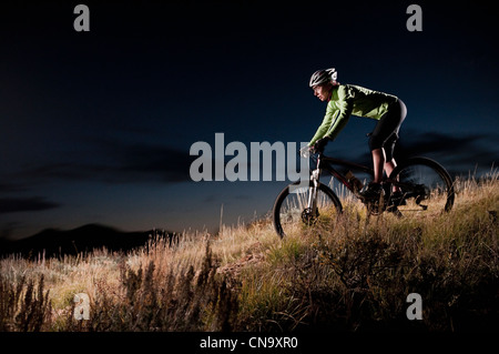 Mountain Biker sul percorso di sporcizia Foto Stock