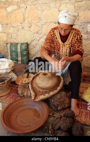 Berber donna l'estrazione di olio di Argan kernals del dado in olio di Argan co-operativa, Souss Valley, a sud-ovest del Marocco, Africa del nord Foto Stock