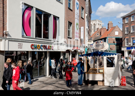 Persone turisti visitatori fuori Yorks Sweet Story Chocolate Museum Kings Square York North Yorkshire Inghilterra Regno Unito GB Great La Gran Bretagna Foto Stock