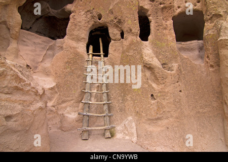 Rovine e antiche native American abitazioni al Bandelier National Monument, Nuovo Messico. Foto Stock