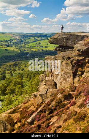 Escursionista in piedi da solo su Froggatt Edge vicino Chesterfield Derbyshire picco Distretto parco nazionale Inghilterra GB UK Europa Foto Stock