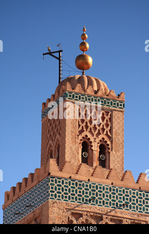 Dettaglio del minareto & tre sfere di rame & tilework islamica (zellij) sulla moschea di Koutoubia, Marrakech, Marocco, Africa del nord Foto Stock