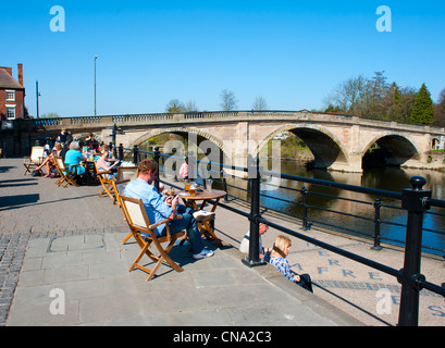 Visitatori relax presso il fiume Severn Bewdley Worcestershire Inghilterra Foto Stock