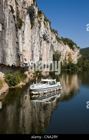 Francia, Lot, Saint Cirq Lapopie, giro in barca sulla Valle del Lot nella serratura di GANIL Foto Stock