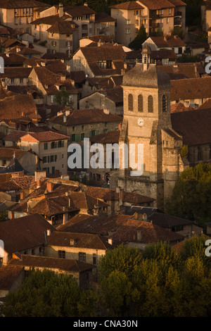 Francia, Lot, Figeac, i tetti della città vecchia e la chiesa di San Salvatore Foto Stock