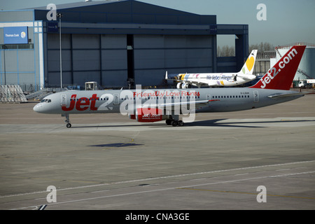 JET2 Boeing 757-21B velivolo G-LSAH MANCHESTER AIRPORT TERMINAL 1 il 26 marzo 2012 Foto Stock