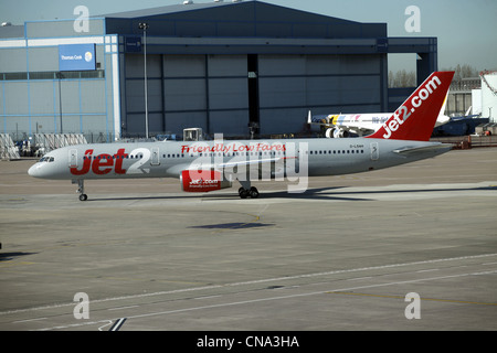 JET2 Boeing 757-21B velivolo G-LSAH MANCHESTER AIRPORT TERMINAL 1 il 26 marzo 2012 Foto Stock