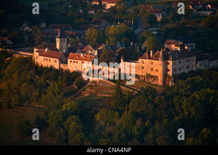 Francia, Lot, Loubressac, villaggio fortificato su di un promontorio roccioso con il suo Manor House e la chiesa di San Giovanni Battista, Foto Stock