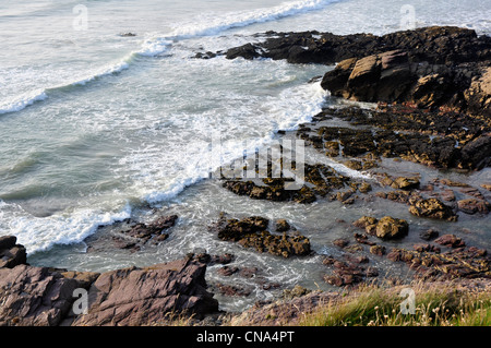 Cornwall - spiaggia rocciosa e marea - bianco onde chiazzata - Visto da il sentiero della scogliera a Polzeath Foto Stock