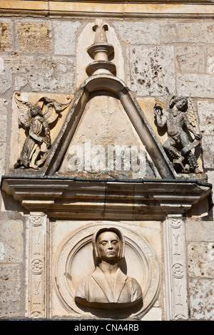 Francia, Lot, vicino a Saint Cere, Saint Jean Lespinasse, Chateau de Montal, dettaglio della scultura del cortile rinascimentale del busto Foto Stock