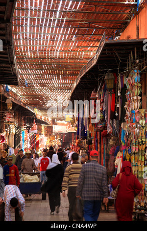 Un baldacchino stretto vicolo orlata da bancarelle del mercato nel cuore della medina di Marrakech, Marocco, Africa del Nord Foto Stock