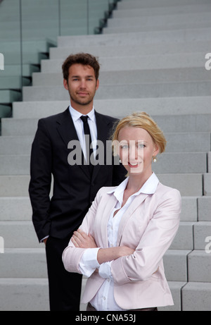 L uomo e la donna in piedi sulle scale con sorridente Foto Stock