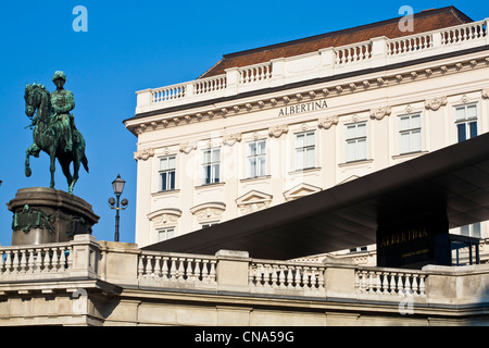 Austria, Vienna, centro storico elencati come patrimonio mondiale dall' UNESCO, Albertinaplatz, statua equestre di Arciduca Alberto d Foto Stock