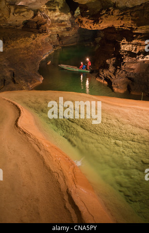 Francia, Lot, Padirac, Padirac abisso, tardo ame nagemenst turistica, la partenza di una spedizione speleologica in rete Foto Stock