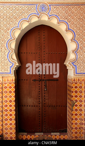 Tradizionale, decorato in legno porta keyhole con stucco & tilework (zellij) specificando nella Medina, Marrakech, Marocco Foto Stock