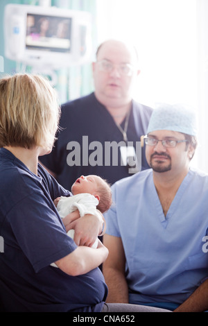 Senior del personale ospedaliero parla di una mamma dopo il parto REGNO UNITO Foto Stock