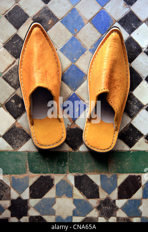 Coppia Marocchino tradizionale pantofole/babouches/shoes & piastrella tradizionale lavoro (zellij), Marrakech, Marocco Foto Stock