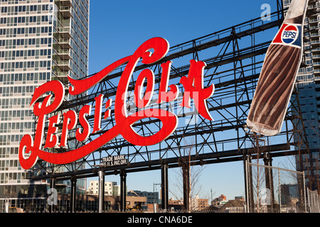 La storica Pepsi-Cola segno nel gantry Plaza stato parco nella città di Long Island, Queens, a New York City. Foto Stock