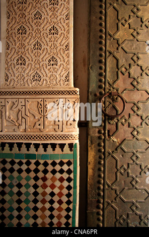 Dettaglio di stucco, mosaici e legno scolpito portone ofAli Moschea Ben Youssef; a Marrakech,Marocco. Foto Stock