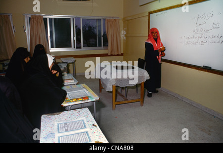 Kuwait City Kuwait le donne al pomeriggio classe coranica Foto Stock