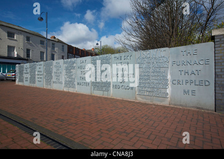 Placche di metallo sul ponte circa di lavoratori siderurgici in Bilston Wolverhampton West Midlands England Regno Unito Foto Stock