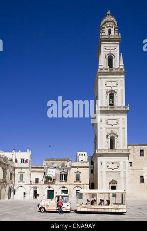 L'Italia, Puglia, Lecce, Piazza del Duomo, la cattedrale (Duomo) costruito nel XVII secolo e dedicato a Assomption Santa Maria, 68 metri Foto Stock