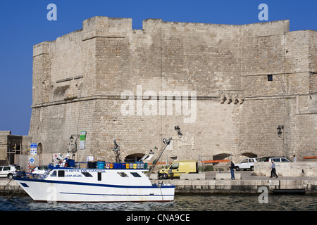 Italia Puglia Provincia di Bari, Monopoli, castello poligonale risalente xvi secolo in ingresso del porto Foto Stock