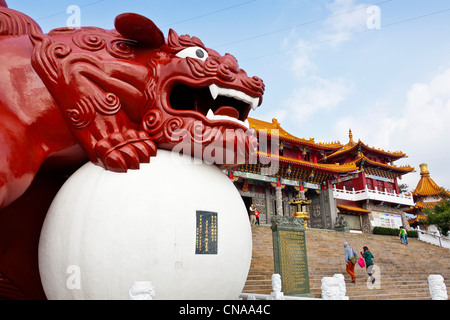 Red Lion proteggendo l'ingresso al Tempio Wenwu, Sole Luna Lago, Taiwan. JMH5846 Foto Stock