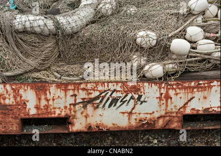 Commerciale di pesca con reti di galleggianti bianchi impilato sulla vecchia compagnia aerea Alaska dolly a segheria Creek Industrial Park di Sitka, Alaska. Foto Stock