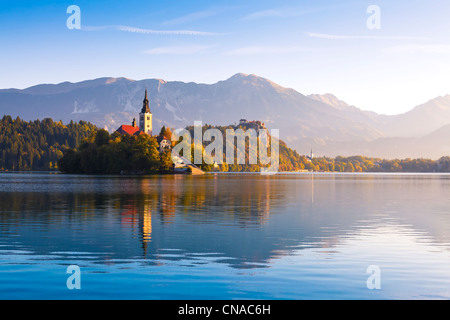 Il lago di Bled in Slovenia poco dopo l'alba Foto Stock