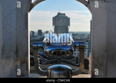 Cannocchiale binoculare cercando Milano panorama e Torre Velasca dal tetto del Duomo, Lombardia, Italia Foto Stock