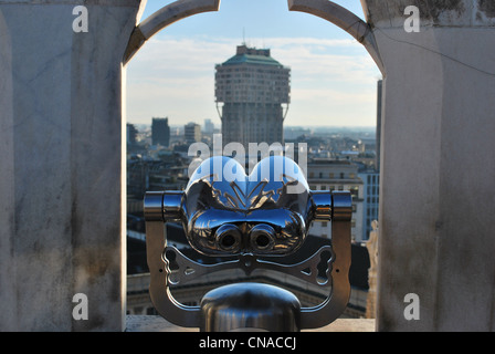 Cannocchiale binoculare cercando Milano panorama e Torre Velasca dal tetto del Duomo, Lombardia, Italia Foto Stock