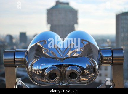 Cannocchiale binoculare cercando Milano panorama e Torre Velasca dal tetto del Duomo, Lombardia, Italia Foto Stock