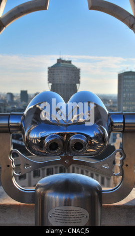 Cannocchiale binoculare cercando Milano panorama e Torre Velasca dal tetto del Duomo, Lombardia, Italia Foto Stock