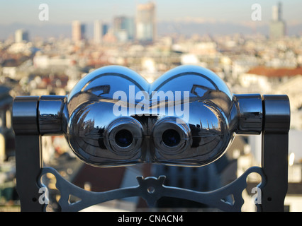 Cannocchiale binoculare cercando Milano panorama dal tetto del Duomo, Lombardia, Italia Foto Stock