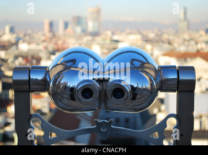 Cannocchiale binoculare cercando Milano panorama dal tetto del Duomo, Lombardia, Italia Foto Stock