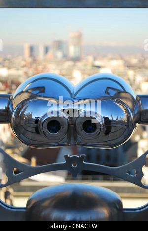 Cannocchiale binoculare cercando Milano panorama dal tetto del Duomo, Lombardia, Italia Foto Stock