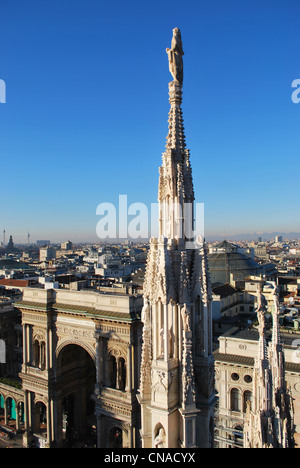 Paesaggio vista panoramica di Milano dal Duomo del tetto, la Galleria Vittorio Emanuele ingresso in background, Lombardia, Italia Foto Stock