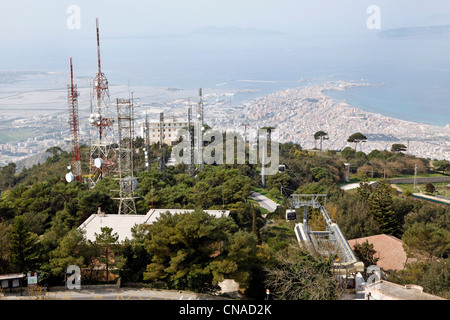 Torre di telecomunicazioni con le comunicazioni telefoniche piatti sul montante a Erice con Trapani in background, Sicilia, Italia Foto Stock