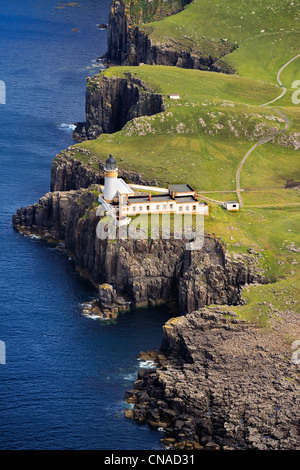 Regno Unito, Scozia, Highland, Ebridi Interne, Isola di Skye, Duirinish Penisola, Neist Point Lighthouse (vista aerea) Foto Stock