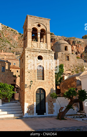 La piazza principale di Monemvasia ( Μονεμβασία ) Isola bizantina Città di Castello con acropoli sul plateau. Peloponneso, Grecia Foto Stock