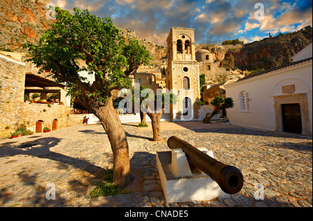 La piazza principale di Monemvasia ( Μονεμβασία ) Isola bizantina Città di Castello con acropoli sul plateau. Peloponneso, Grecia Foto Stock
