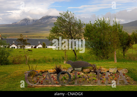 Regno Unito, Scozia, Ebridi Interne, isola di Islay, Port Askaig, ingresso del Caol Ila Scotch Whisky Distillery Foto Stock