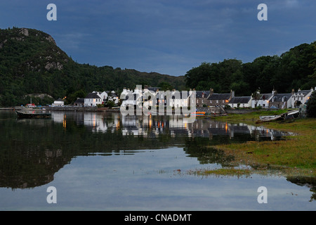 Regno Unito, Scozia, Highland, Loch Carron, il villaggio di Plockton Foto Stock