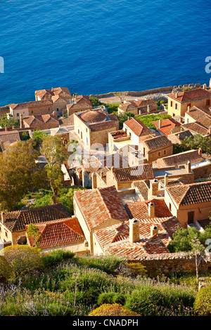 Arial vista di Monemvasia ( Μονεμβασία ) Isola bizantina Città di Castello con acropoli sul plateau. Peloponneso, Grecia Foto Stock