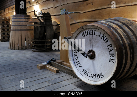 Regno Unito, Scozia, isole Orcadi, Kirkwall, Highland Park Whisky Distillery, barili preparazione Foto Stock