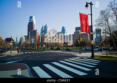 Skyline della città visto da Benjamin Franklin Parkway, Philadelphia, Pennsylvania, STATI UNITI D'AMERICA Foto Stock