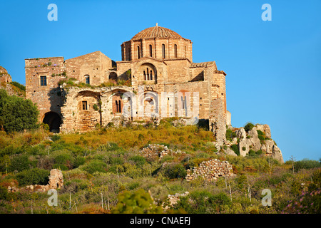 Xii secolo bizantina chiesa ortodossa di Hagia Sophia in alto le rovine della città di Monemvasia ( Μονεμβασία ), Peloponneso, Grecia Foto Stock