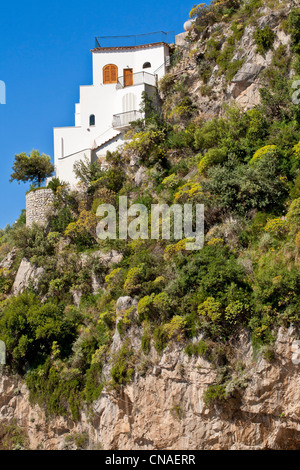 L'Italia, Campania, Costiera Amalfitana, classificato come patrimonio mondiale dall' UNESCO, Praiano, una casa sulla scogliera Foto Stock